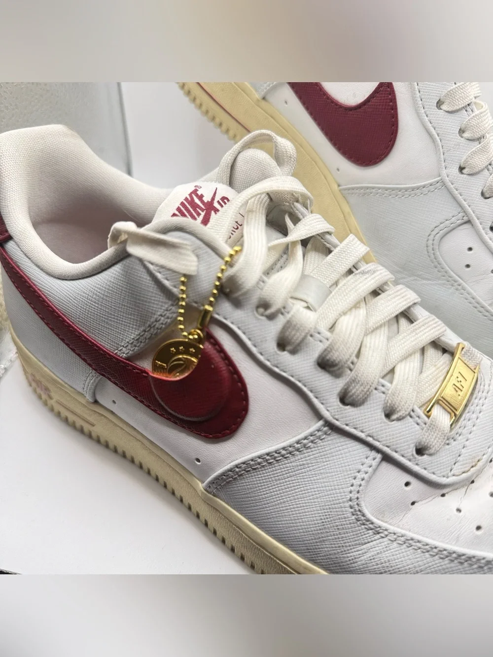 NIKE AIR FORCE 1 07 SE PHOTON DUST-TEAM RED SZ 9